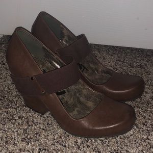 OTBT close-toed wedges